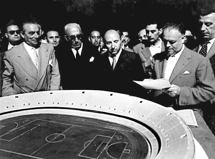 Achille Lauro e il primo ministro Mario Scelba presentano il plastico del nuovo stadio