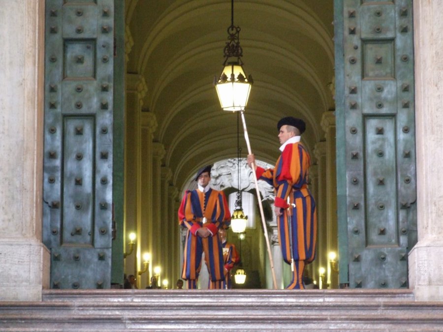 calcio vaticano guardia