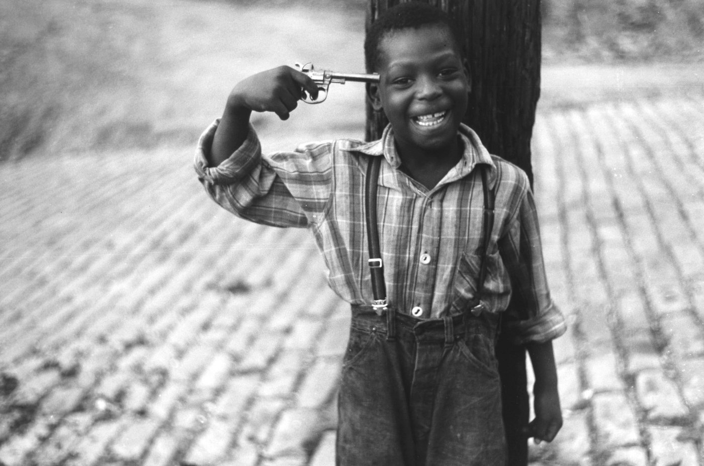 elliott erwitt baby with gun