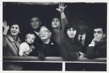 David Moore, Migrants arriving in Sydney, 1966, purchased 1976 © Lisa, Michael, Matthew and Joshua Moore