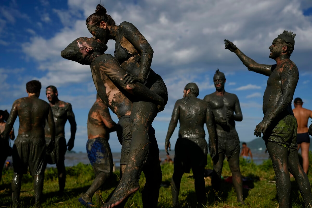 Un bacio durante la tradizionale festa del Carnevale del Bloco da Lama a Paraty, in Brasile