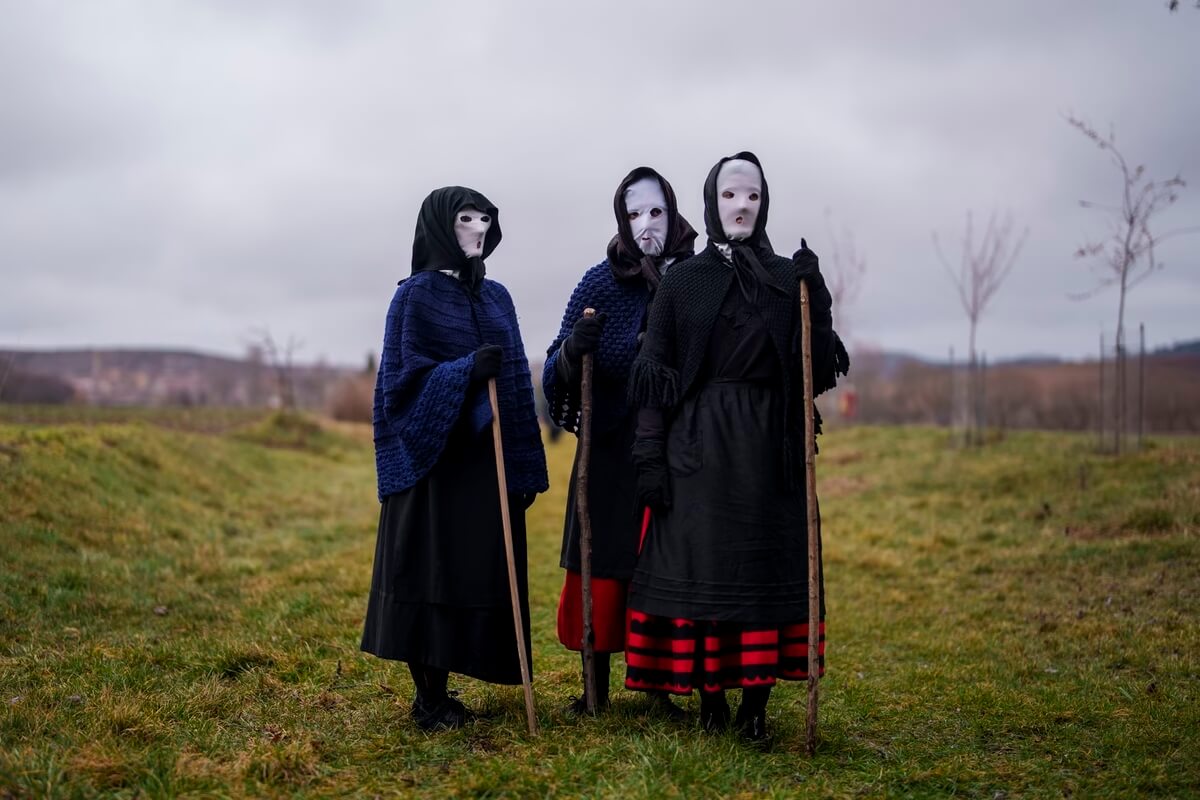 "mascaritas" partecipano a una tradizionale celebrazione di Carnevale nel piccolo villaggio di Luzón, in Spagna