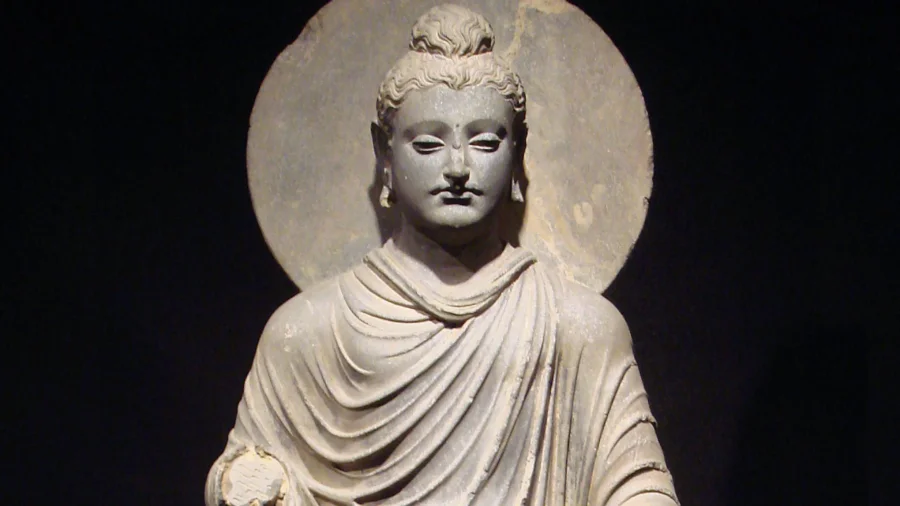 Buddha in piedi greco-buddista (Gandhara)